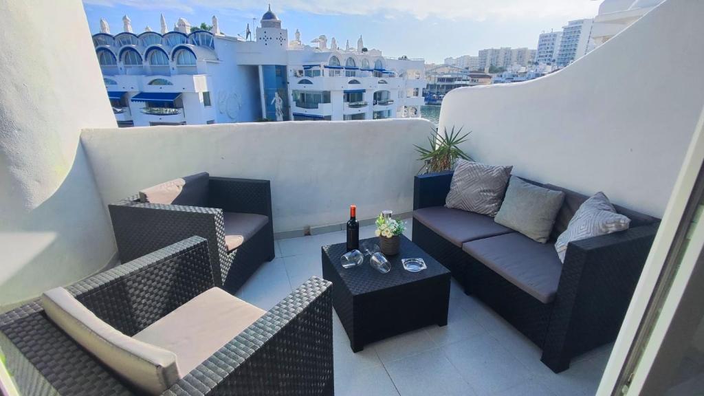 Posezení v ubytování Apartment in Puerto Marina with beautiful views of the Sea and the Boats
