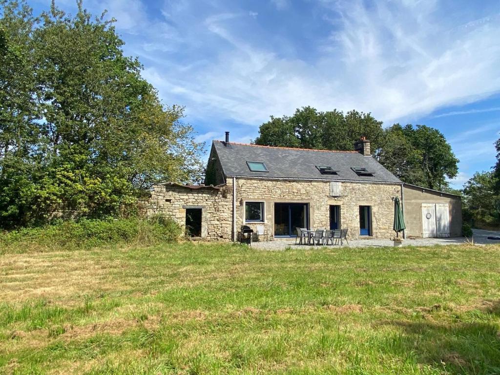 une ancienne maison en pierre sur une pelouse dans l'établissement 