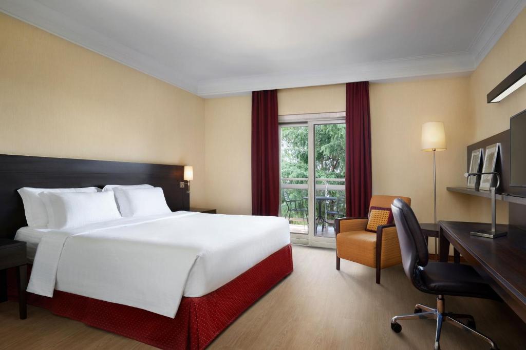 Łóżko lub łóżka w pokoju w obiekcie Courtyard by Marriott Rome Central Park