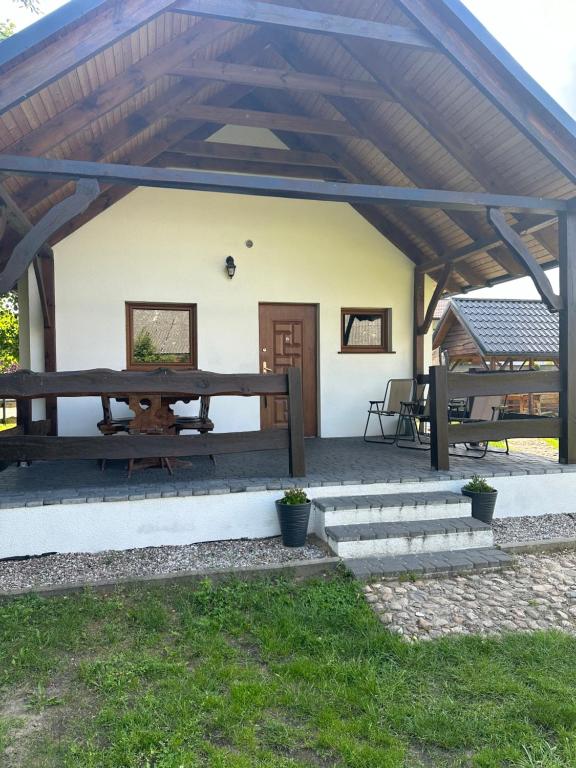 Vonkajšia záhrada v ubytovaní Domek letniskowy 8-osobowy nad jeziorem Wilczyńskim