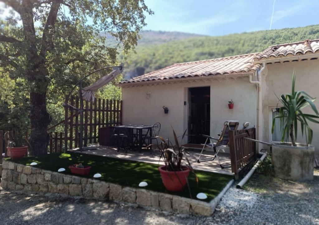 a small house with a table and a fence at Joli studio entre mer et montagne proche de Nice in Bouyon