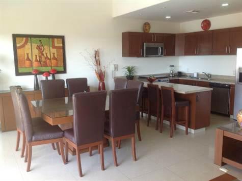 eine Küche mit Esstisch und Stühlen in der Unterkunft GAVIAS GRANd in La Florida