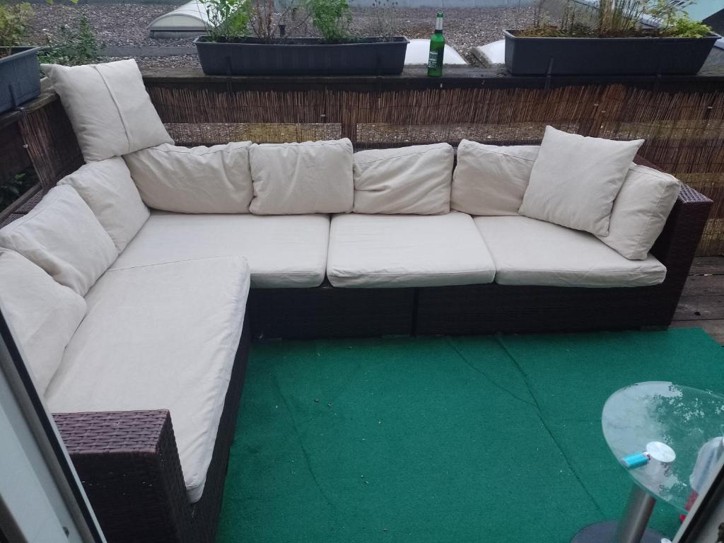 a white couch sitting on top of a patio at Zimmer in Sülz in einer Wohnung in Cologne