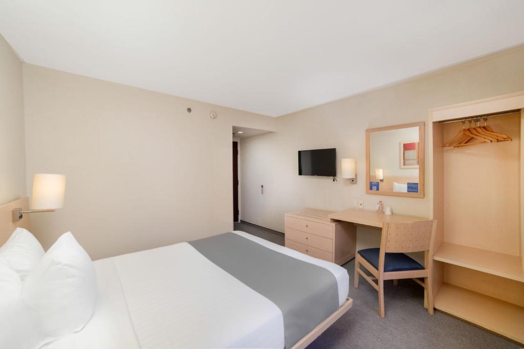 TV a/nebo společenská místnost v ubytování City Express by Marriott Tula
