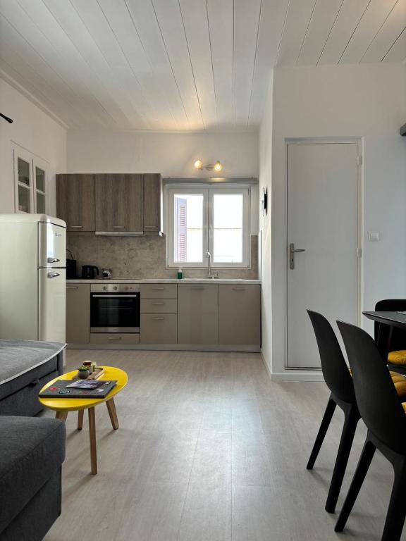 Kuchyň nebo kuchyňský kout v ubytování Kazarma Central Suites