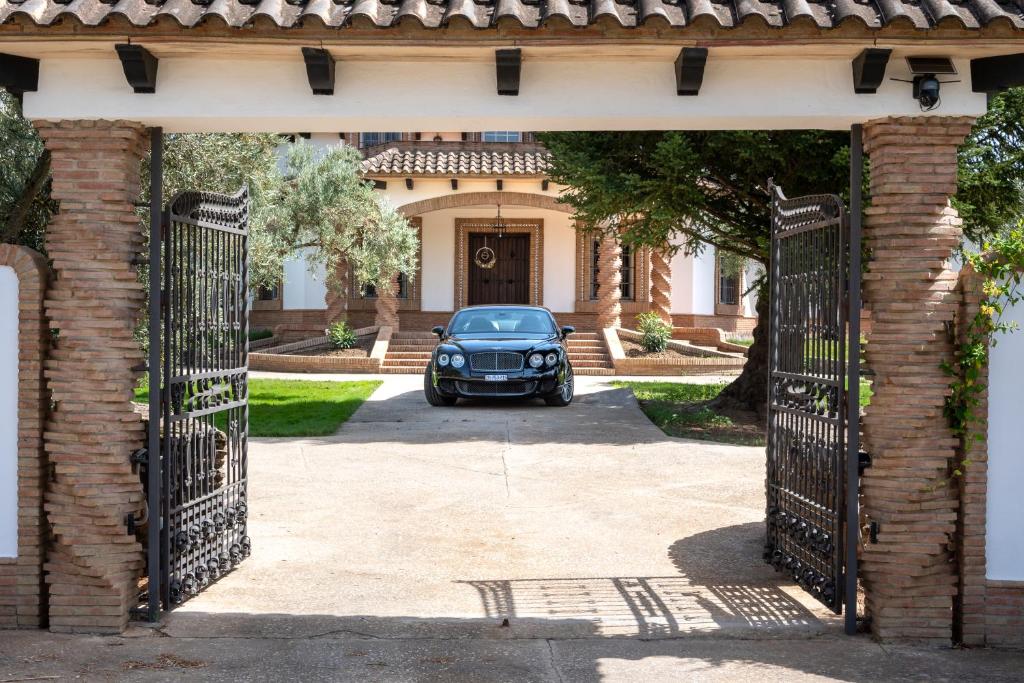 アリアテにあるAndalusische Luxus-Finca Villa La Almunia Garden Rondaの邸宅の私道に駐車された車