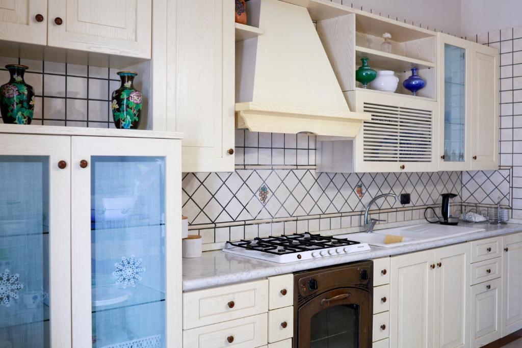 A kitchen or kitchenette at Villa Aurelia Pompei