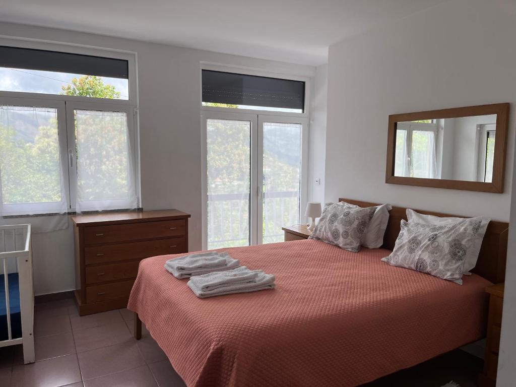 En eller flere senge i et værelse på Casa de Casarelhos - Alojamentos - Gerês