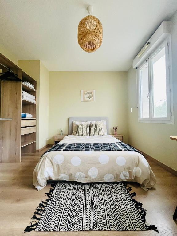 une chambre avec un grand lit et un tapis dans l'établissement Peaceful room in a modern house, à Bordeaux