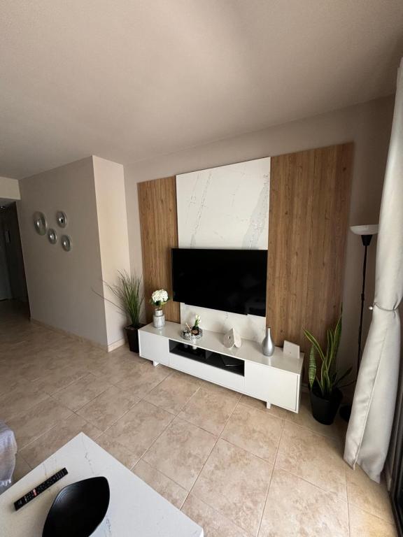 Televízia a/alebo spoločenská miestnosť v ubytovaní Apartamento Al-Alba Golf Resort Valle del Este Vera