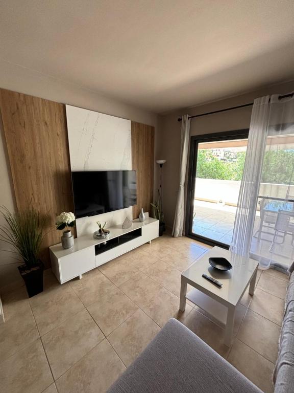 Televízia a/alebo spoločenská miestnosť v ubytovaní Apartamento Al-Alba Golf Resort Valle del Este Vera