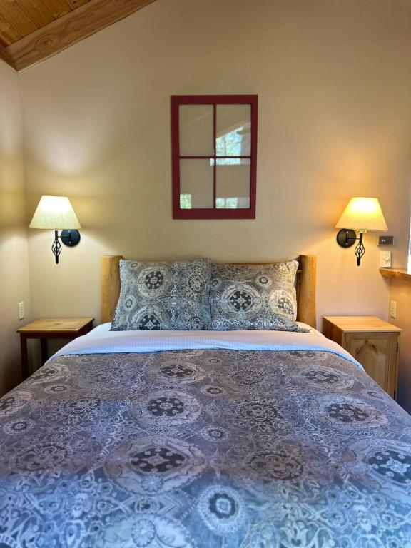 Postel nebo postele na pokoji v ubytování Chewuch Inn & Cabins