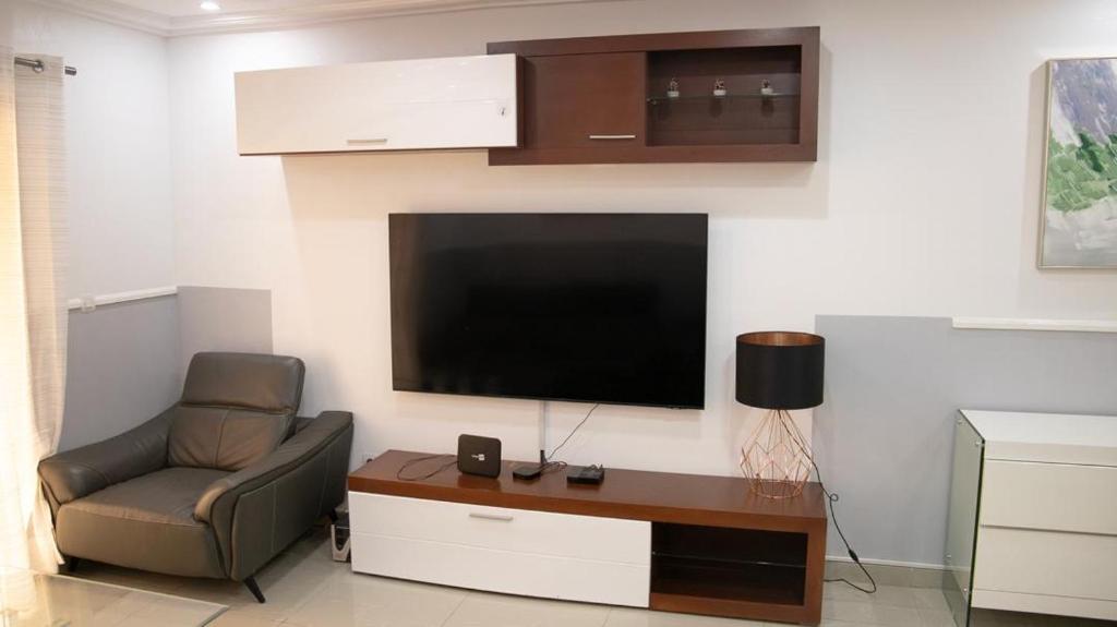 Televizorius ir (arba) pramogų centras apgyvendinimo įstaigoje LEAK Résidence