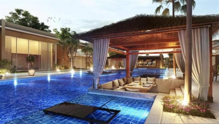 Una gran piscina con un sofá y una casa. en Casa Morada do toque l By milagres hospitalidade, en São Miguel dos Milagres