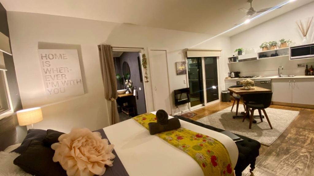 Kuchyň nebo kuchyňský kout v ubytování Couple's Luxury Resort Spa Retreat