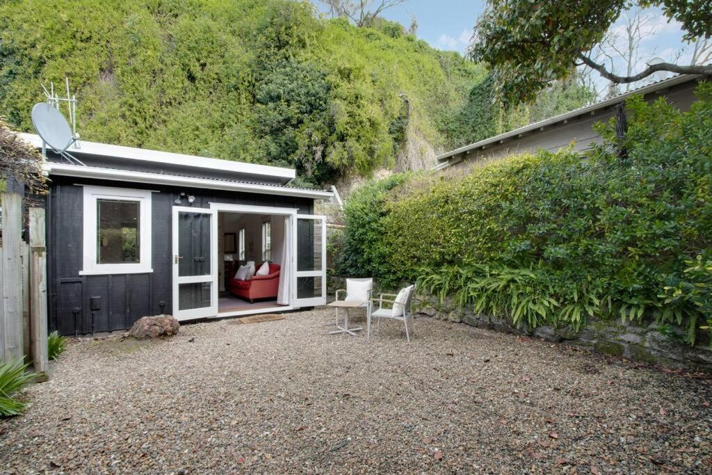 Garden sa labas ng Tiny Home Big Vibes in Central Napier