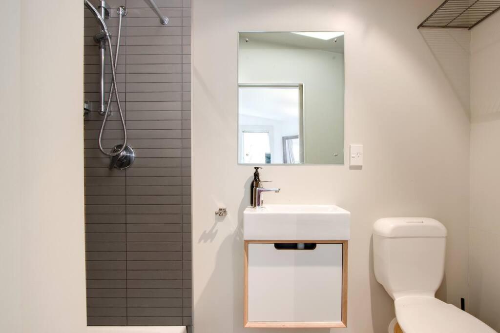 Tiny Home Big Vibes in Central Napier - Resim 3