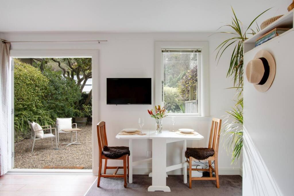 Tiny Home Big Vibes in Central Napier - Resim 5