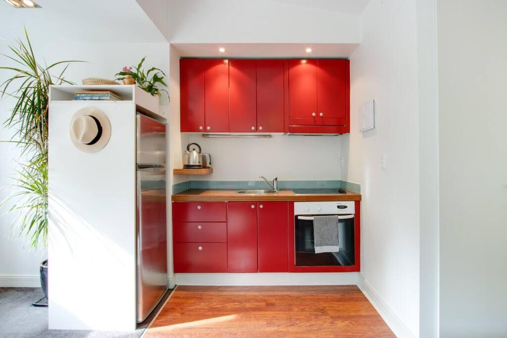 Kitchen o kitchenette sa Tiny Home Big Vibes in Central Napier