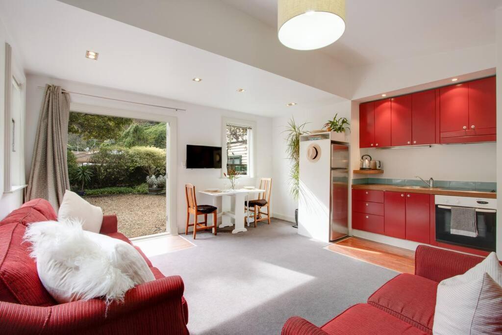 Tiny Home Big Vibes in Central Napier - Resim 4