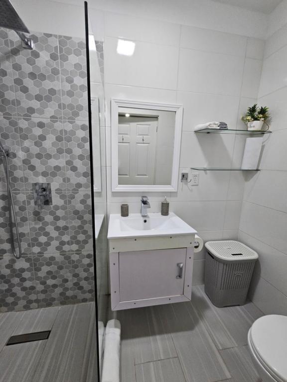 Koupelna v ubytování Gated Riverside Studio Apartment