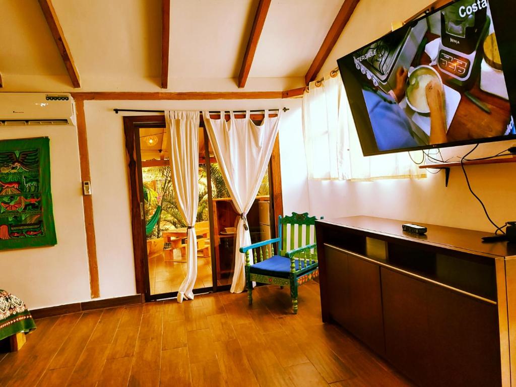 TV a/nebo společenská místnost v ubytování Café Madame
