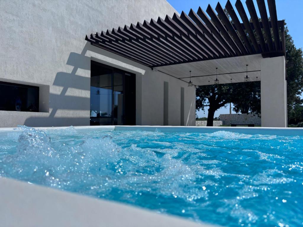 Bazén v ubytování Aeneas Villa Pool & Jacuzzi al mare Torre Guaceto nebo v jeho okolí