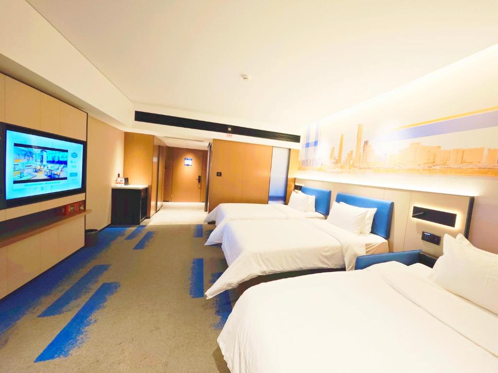 Postel nebo postele na pokoji v ubytování Hampton by Hilton Guangzhou Railway Station