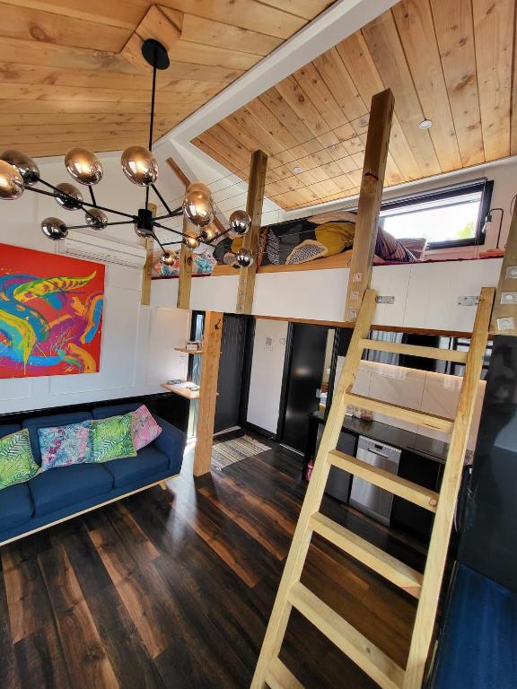 A Stone's Throw From Town Tiny Home - Resim 15