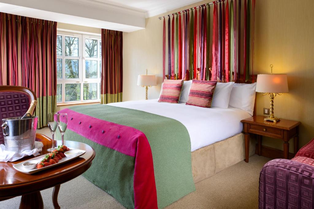 Postel nebo postele na pokoji v ubytování Killarney Plaza Hotel & Spa