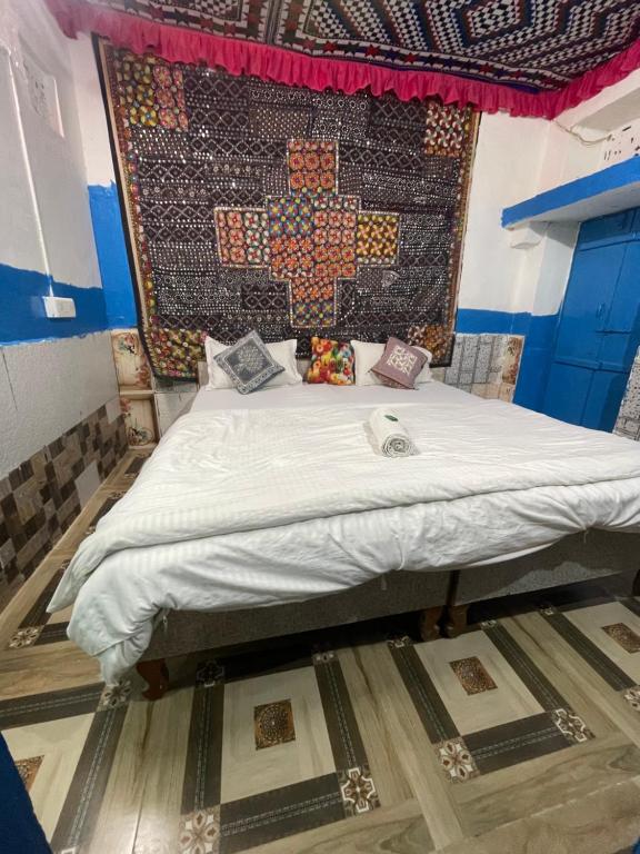Letto o letti in una camera di Mirvana Guest House & Camel safari