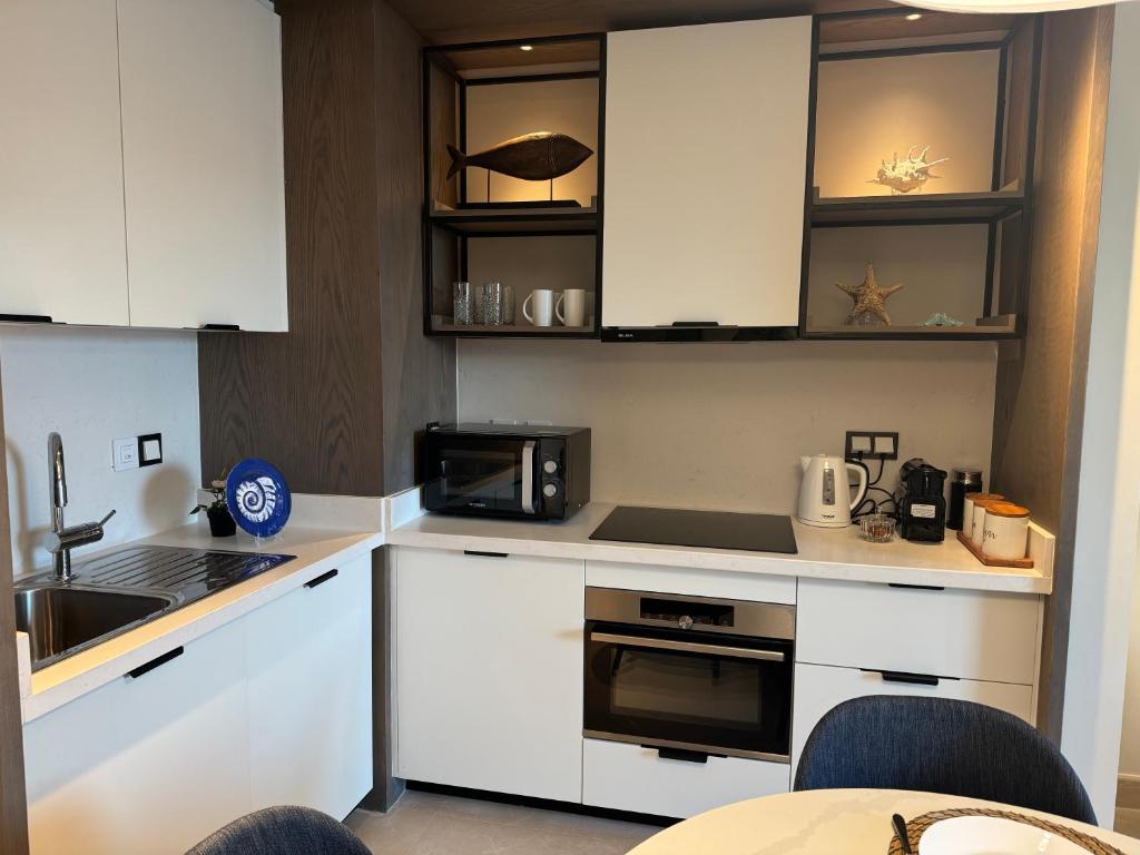Kuchyň nebo kuchyňský kout v ubytování Address Beach Resort Marassi Serviced Apartment One Bedroom Suite, Partial Marina View