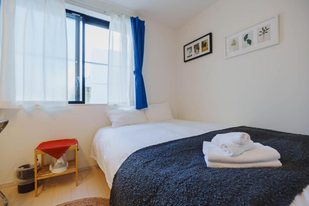 En eller flere senge i et værelse på QH101, Newly renovated hotel, direct access to Ueno, Asakusa, Disneyland, Airport,