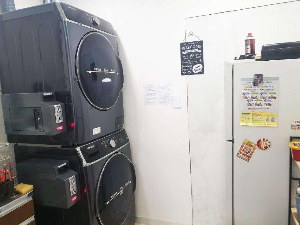 Kuchyň nebo kuchyňský kout v ubytování Jeju Airport Hostel Yesjun