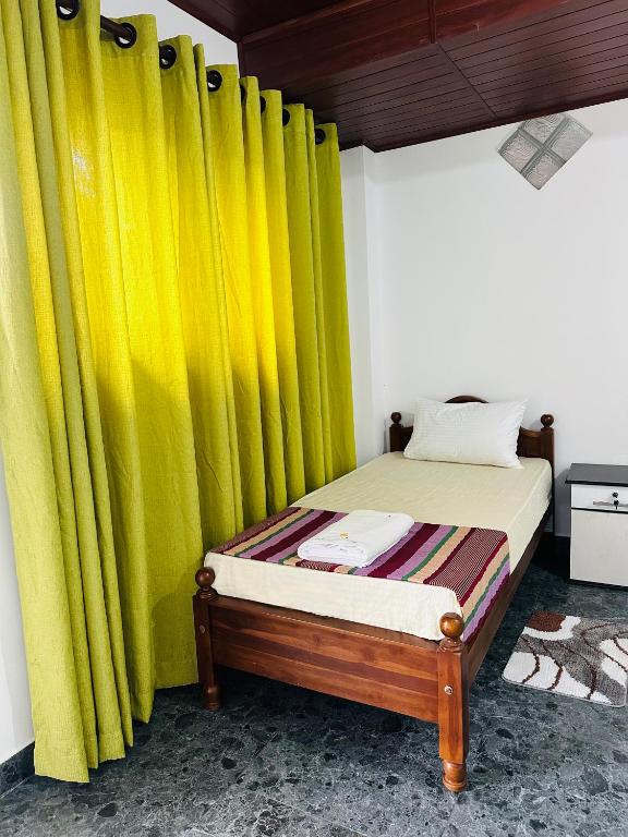 Postel nebo postele na pokoji v ubytování Golden stars hotel Dambulla