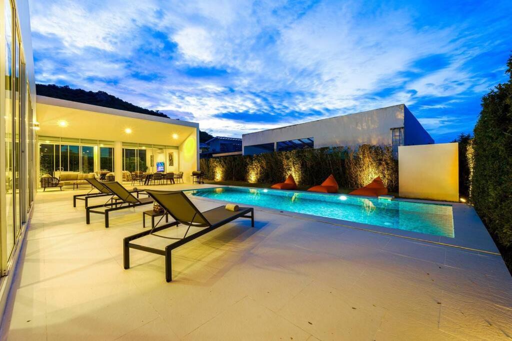 Bazén v ubytování Modern 4 Bed Private Pool Villa - KH-B6 nebo v jeho okolí