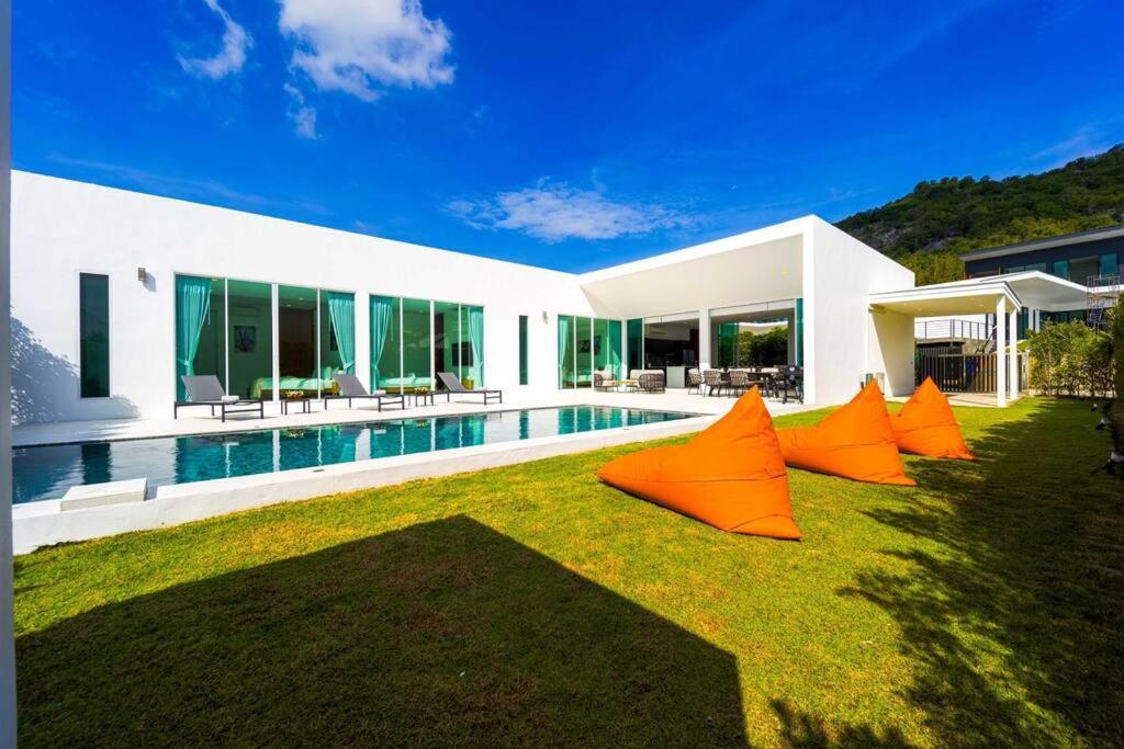 Bazén v ubytování Modern 4 Bed Private Pool Villa - KH-B6 nebo v jeho okolí