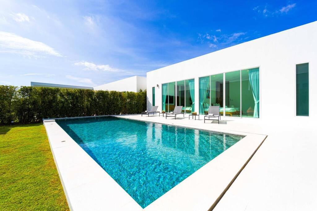 Bazén v ubytování Modern 4 Bed Private Pool Villa - KH-B6 nebo v jeho okolí