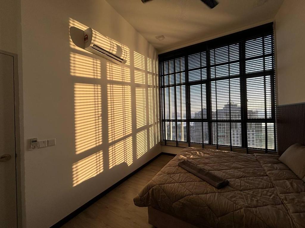 Postel nebo postele na pokoji v ubytování ANNA AR ANTARA RESIDENCE LAKE VIEW, Putrajaya
