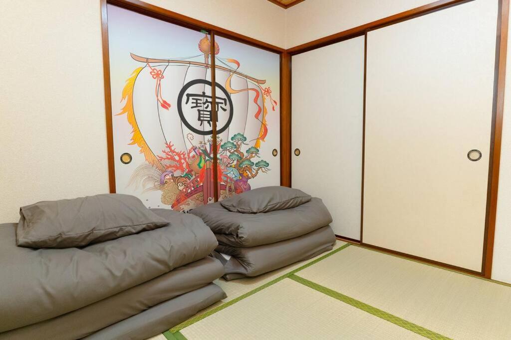 東京にある2階 小岩駅徒歩15分 収容4人 成田羽田からバス直通の床に2袋の豆袋が備わる部屋