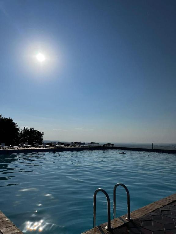 Терминатор порно пародиялық бейне онлайн Арық және кеуделі қызбен жыныстық қатынас