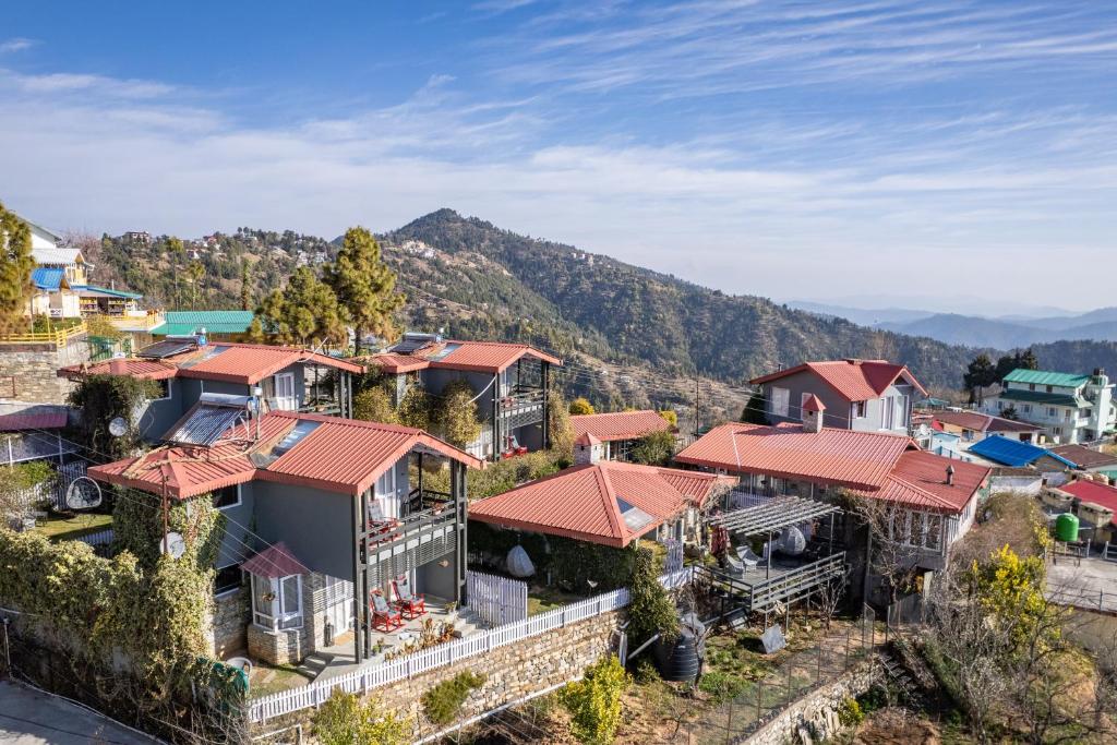 una vista aérea de las casas con techos rojos en The Birdcage, Mukteshwar, en Mukteshwar