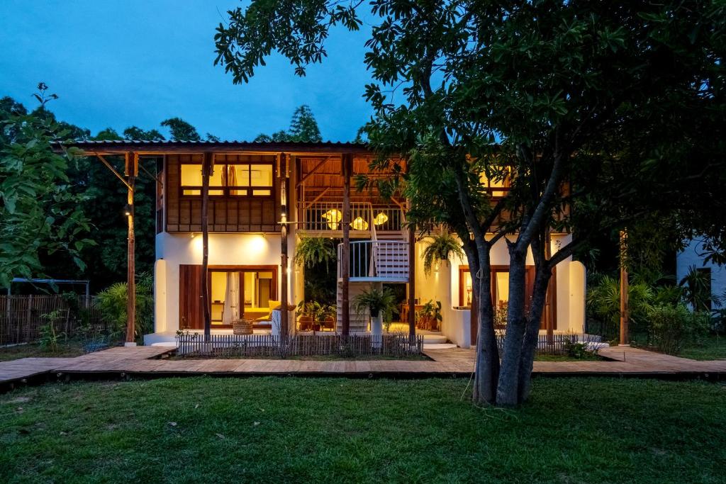 Κήπος έξω από το Bamboo Nest at SangGaDee Space
