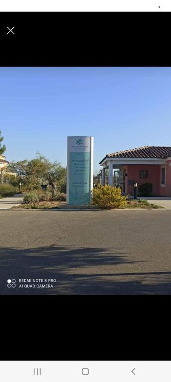 un panneau sur le côté d'une route devant un bâtiment dans l'établissement Magnifique maison, à Cabriès