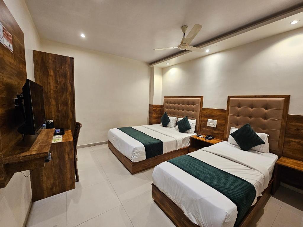 TV a/nebo společenská místnost v ubytování Hotel BKC Garden - Near US Embassy Bkc Mumbai