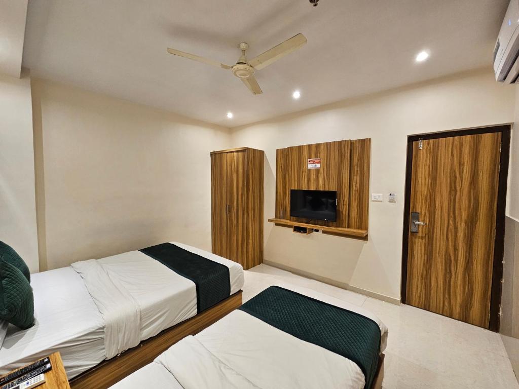 Postel nebo postele na pokoji v ubytování Hotel BKC Garden - Near US Embassy Bkc Mumbai
