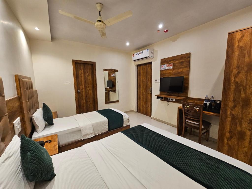 Postel nebo postele na pokoji v ubytování Hotel BKC Garden - Near US Embassy Bkc Mumbai