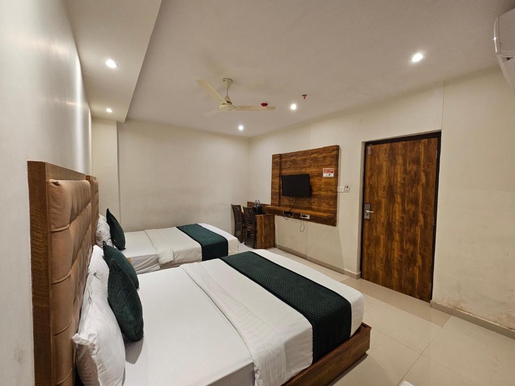 Postel nebo postele na pokoji v ubytování Hotel BKC Garden - Near US Embassy Bkc Mumbai