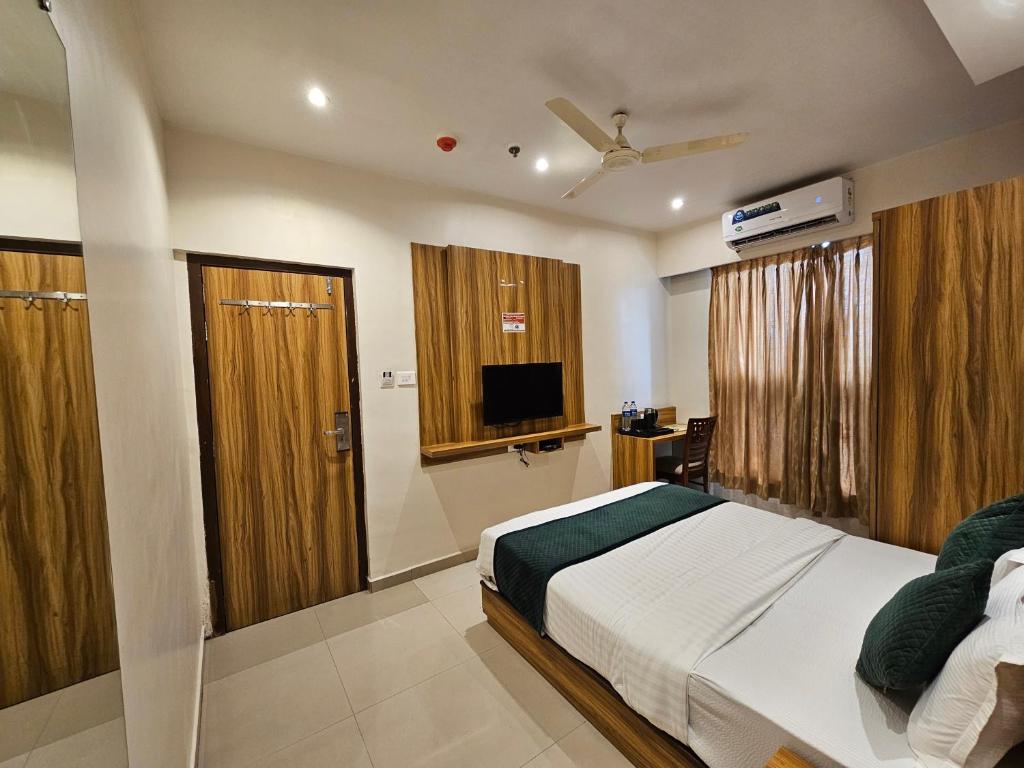 Postel nebo postele na pokoji v ubytování Hotel BKC Garden - Near US Embassy Bkc Mumbai