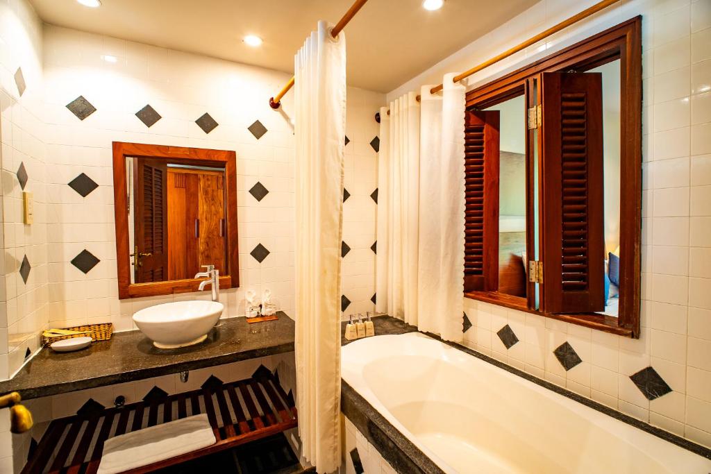 Phòng Premier Giường Đôi/2 Giường Đơn Có Ban Công Và Tầm Nhìn Ra Vườn